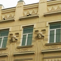 Ті, що дивляться згори: маскарони на історичних будівлях Івано-Франківська